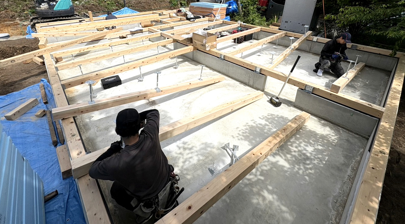セルフビルド住宅の土台を施工する職人の作業風景