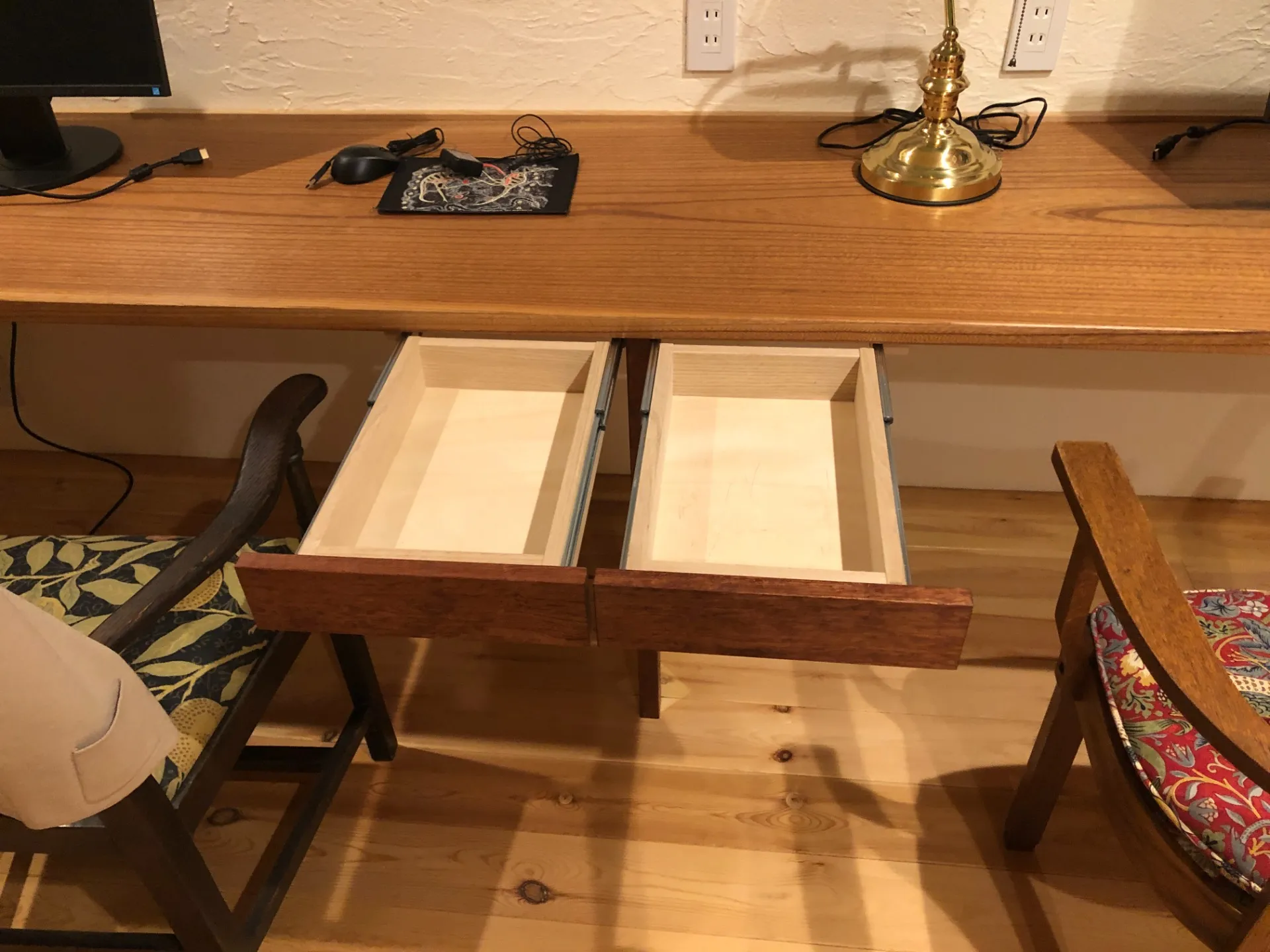 【造作机の引き出し】 造作机には、座ったまま手元で使いやすい引き出しを設けました。