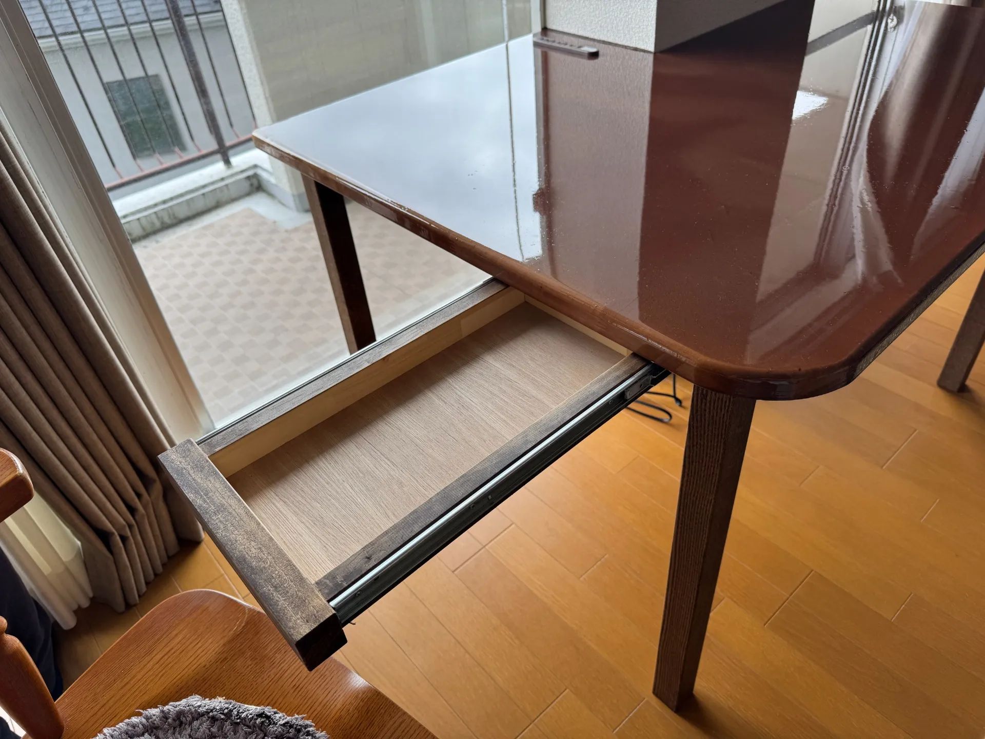 【レジンテーブルの引き出し】八ヶ岳の造作机を気に入られた施主様のご希望を受け、ご自宅のテーブルにも同じように引き出し収納を設けました。