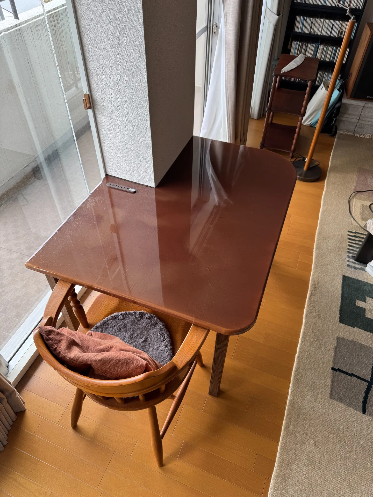 【名古屋のご自宅へ製作したレジンテーブル】 八ヶ岳の造作机で生まれた使い心地を、色合いを再現したレジン天板のテーブルとしてご自宅へ届けました。