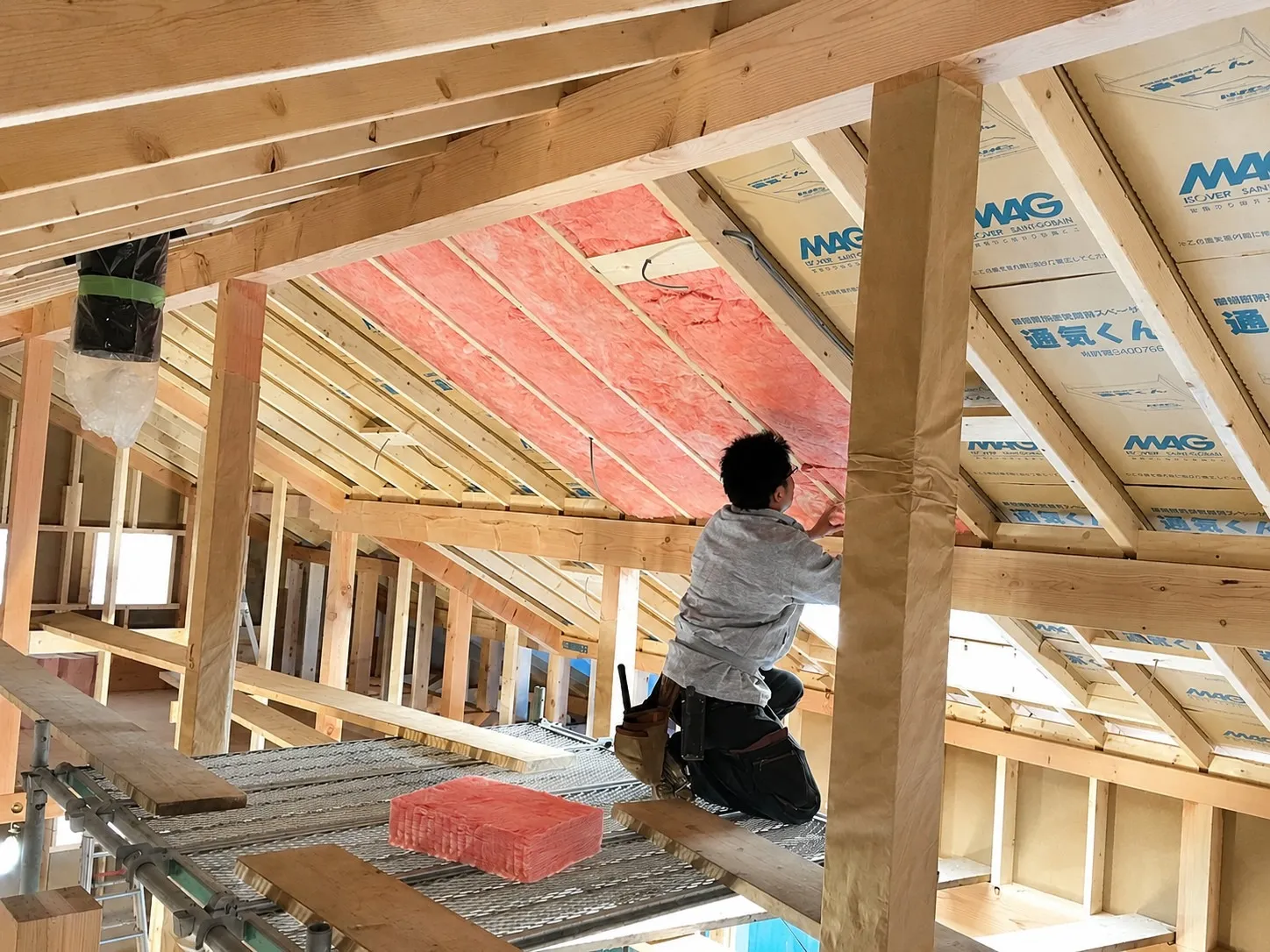【屋根の断熱施工】 厳しい冬にも快適に滞在できるよう、屋根にも断熱材を丁寧に施工しています。